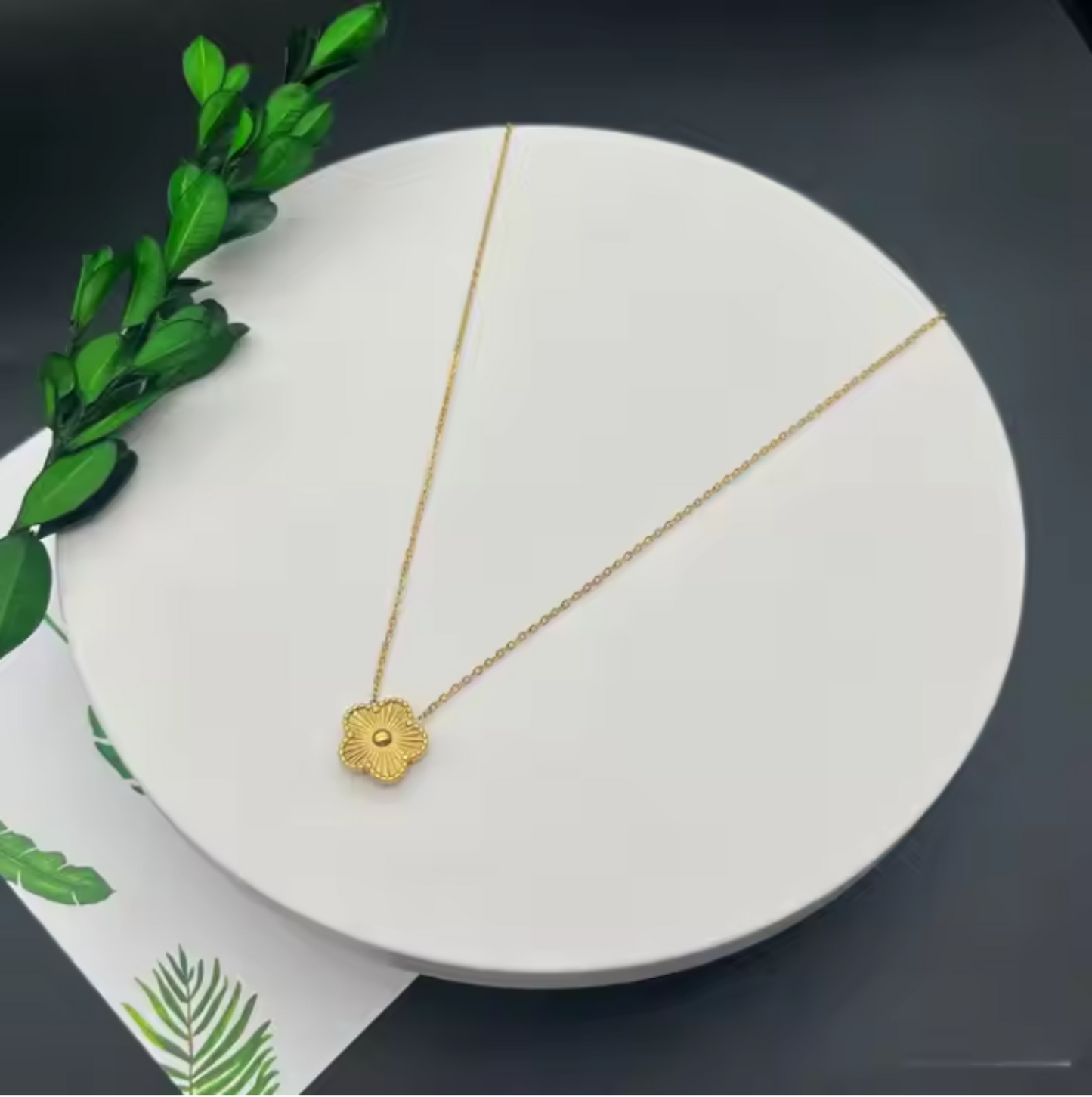 Collier en Acier Inoxydable - Fleur Élégante