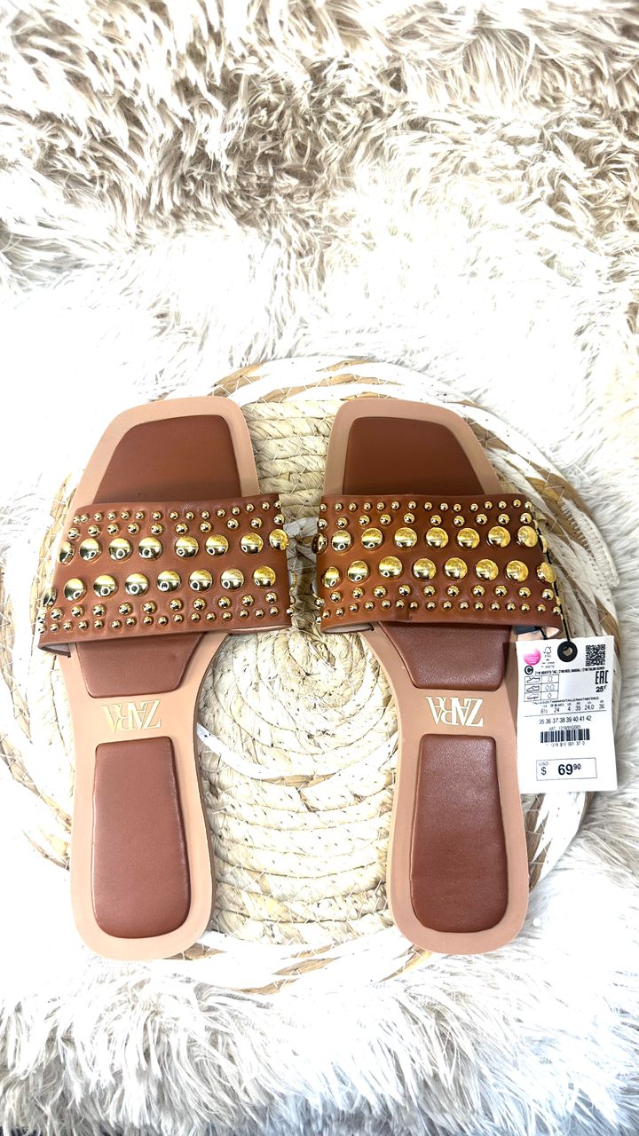 Sandale stylée cloutée