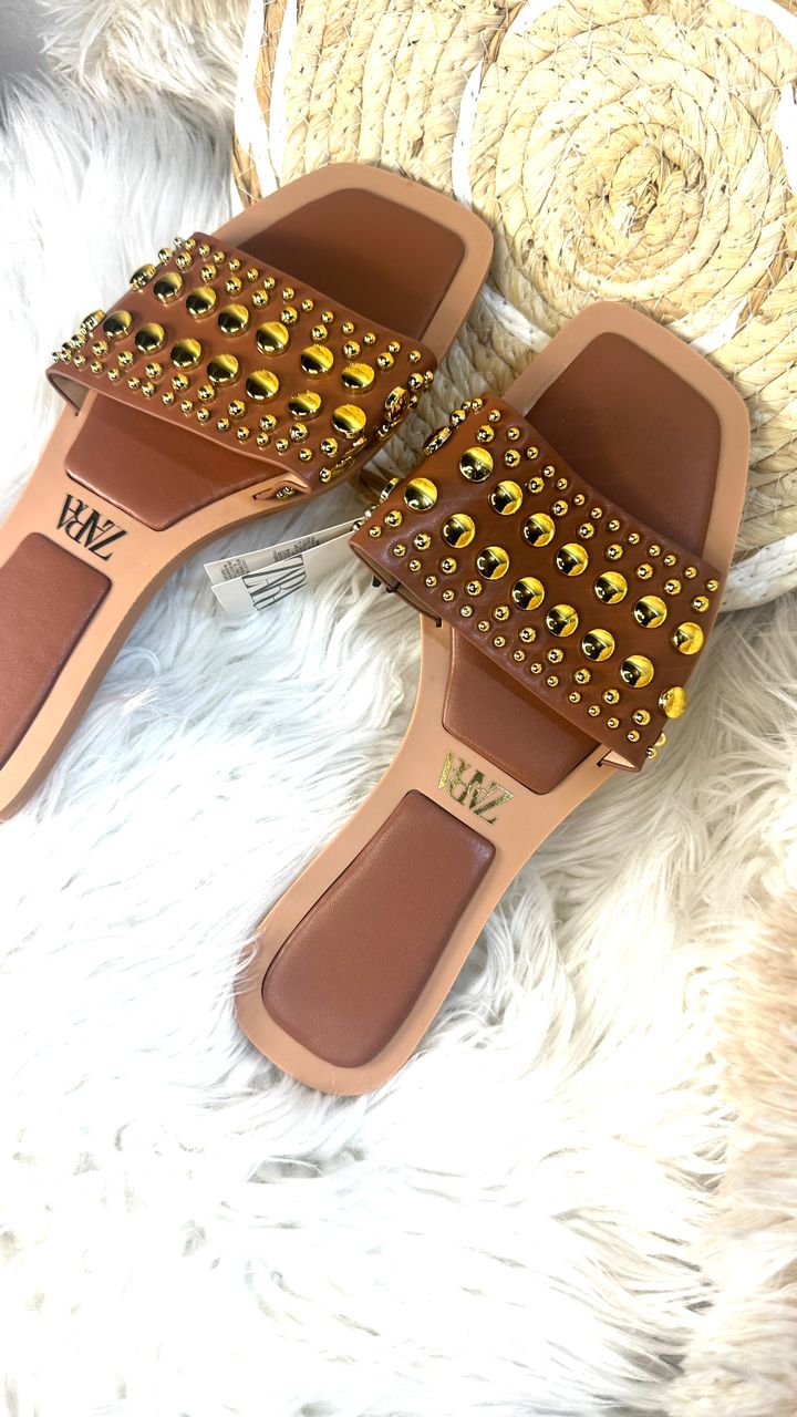 Sandale stylée cloutée