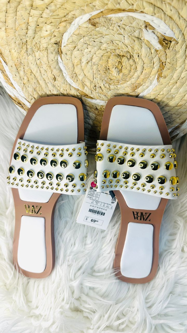 Sandale stylée cloutée