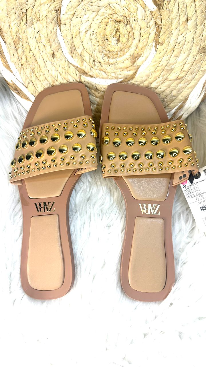 Sandale stylée cloutée