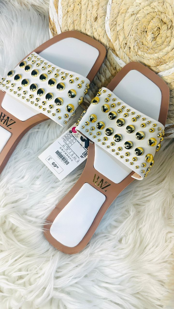Sandale stylée cloutée