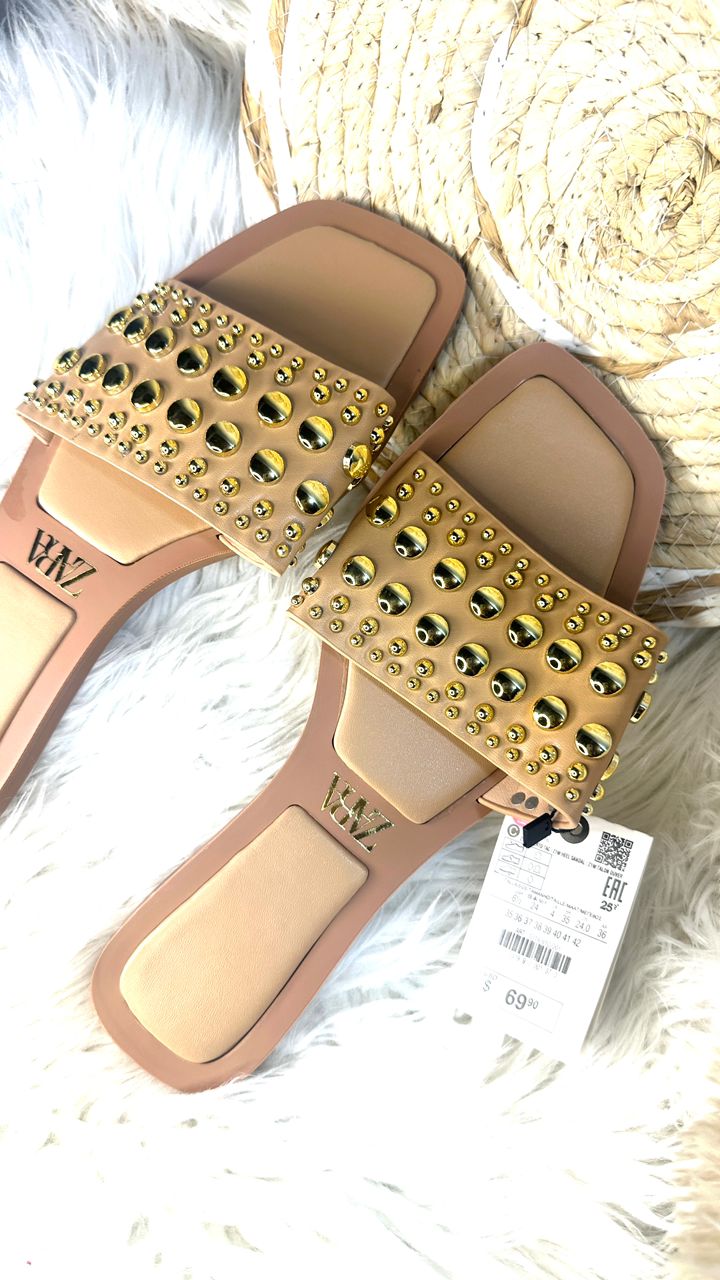Sandale stylée cloutée