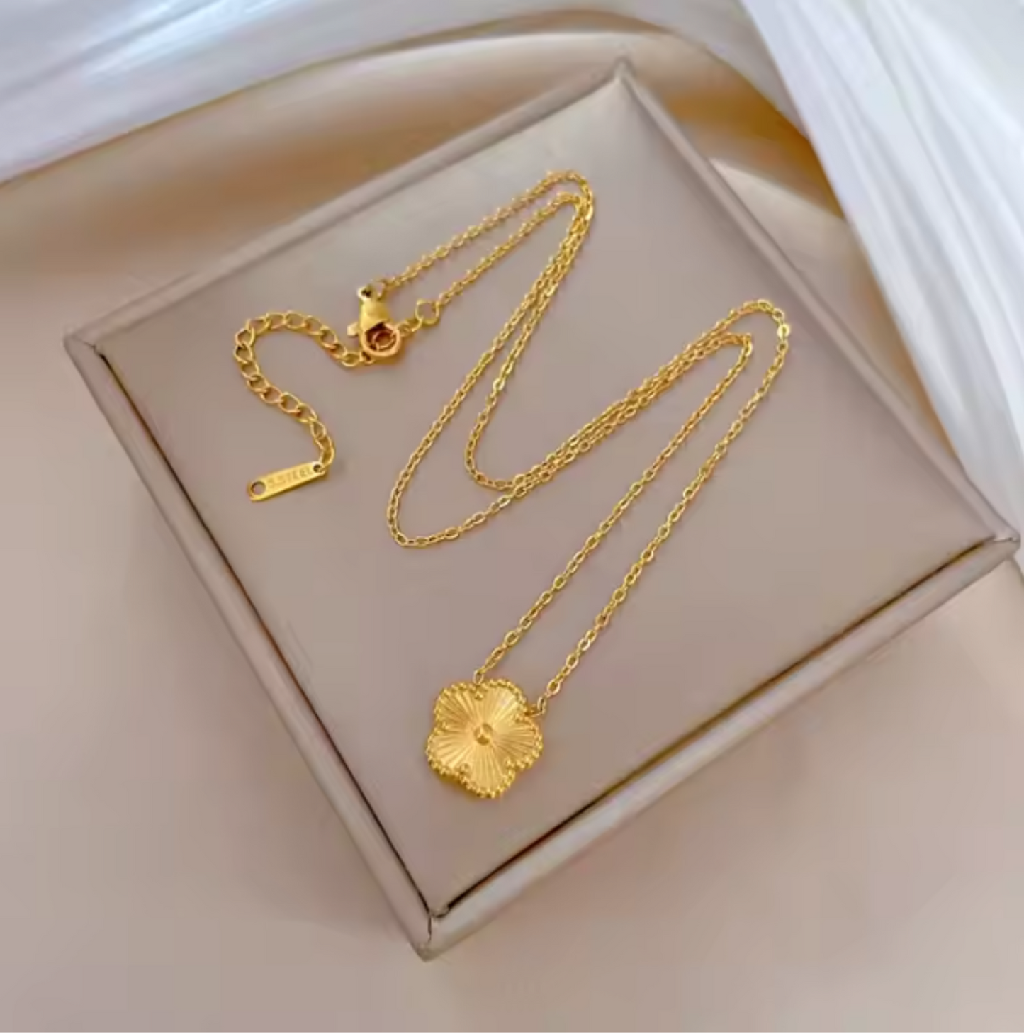 Collier en Acier Inoxydable - Fleur Élégante