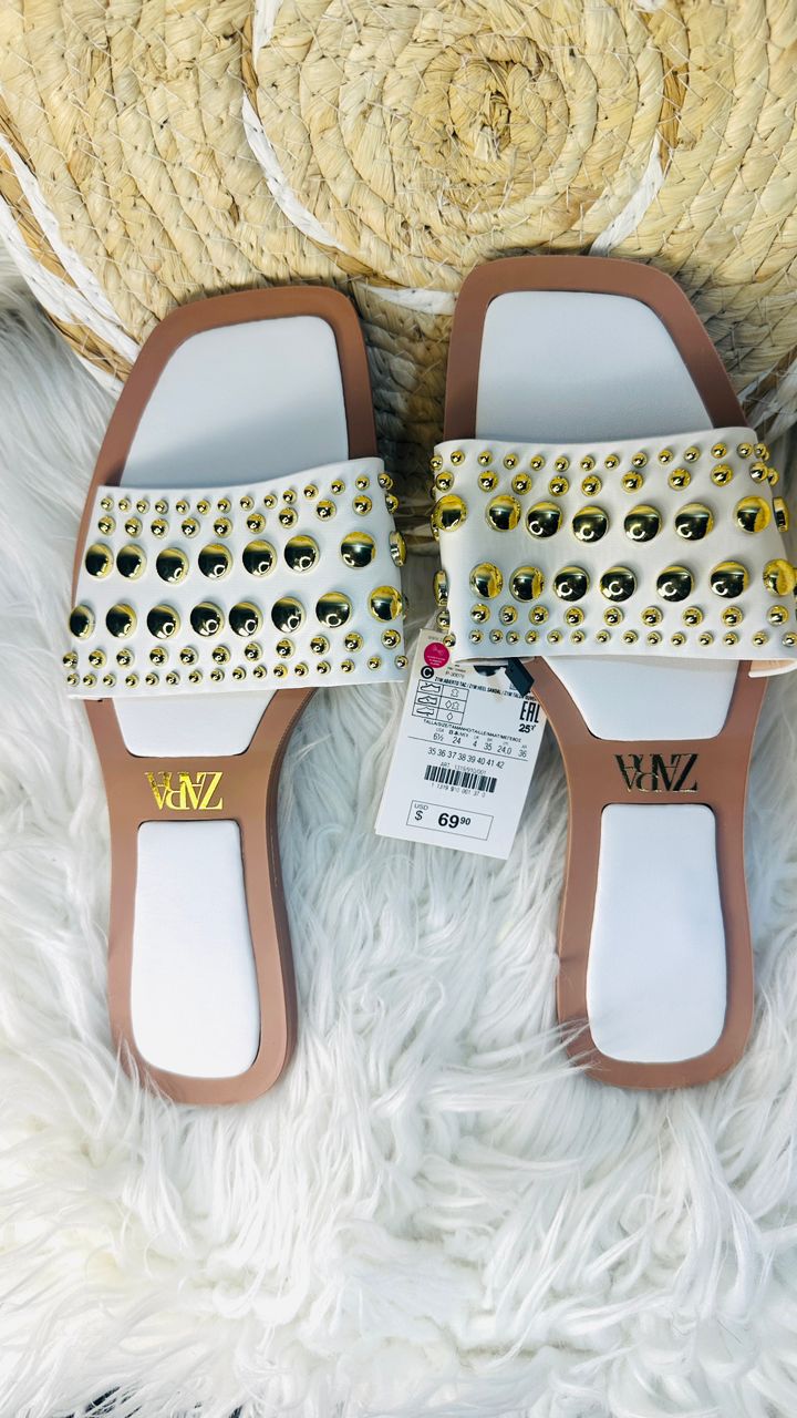 Sandale stylée cloutée