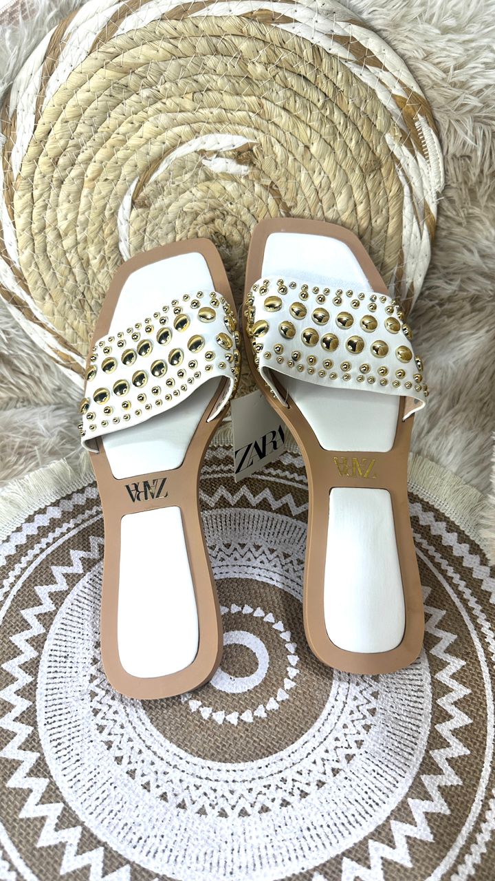 Sandale stylée cloutée